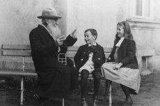 Дискутирвоать с Толстым можно и в наши дни. Только ошибок сейчас дети делают больше, чем в 1909 году. Фото: РИА Новости